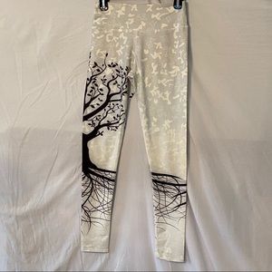 Yoga leggings with nature/tree design
